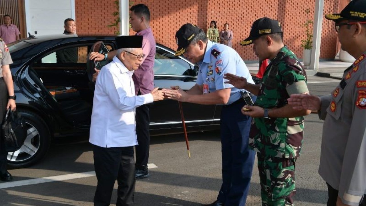 Wakil Presiden Ma'ruf Amin saat akan bertolak ke Jawa Timur, dari Bandara Internasional Halim Perdanakusuma, Jakarta, Rabu (9/8/2023). ANTARA/HO-BPMI Setwapres.