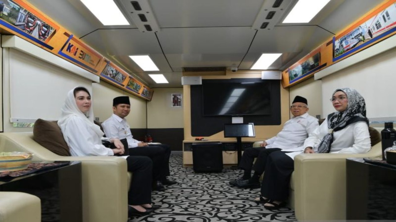 Wakil Presiden Ma'ruf Amin saat menumpang Kereta Api Inspeksi 4 menuju Tuban, Jawa Timur, Kamis (10/8/2023). (ANTARA/HO-BPMI Setwapres)