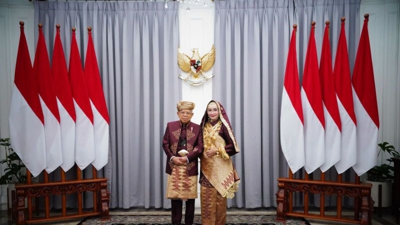 Wakil Presiden Ma’ruf Amin beserta istri Wury Ma’ruf Amin saat akan menghairi Upacara Peringatan Detik-Detik Proklamasi Kemerdekaan RI di Istana Merdeka Jakarta, Kamis (17/8/2023). ANTARA/HO-BPMI Setwapres