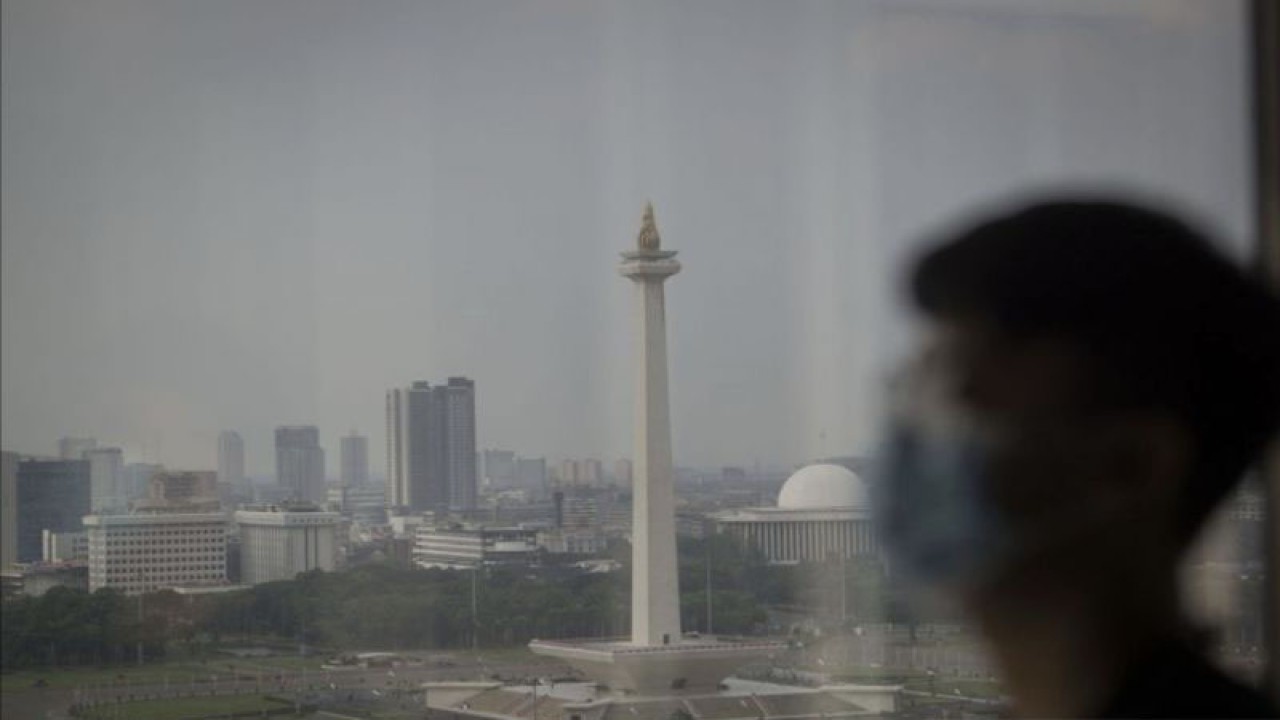 Ilustrasi - Warga melintas dengan latar belakang gedung-gedung di Jakarta, Rabu (11/8/2021). (ANTARA/FOTO/Aditya Pradana Putra/aww).