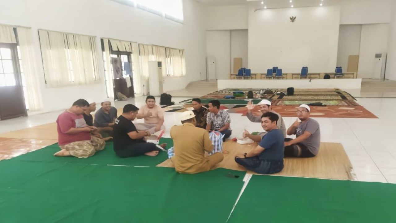 Sejumlah warga dari Kabupaten Sukamara yang memanfaatkan rest area pada aula Dishanpang Kalimantan Tengah di Palangka Raya, Selasa (22/8/2023). Warga Sukamara ini datang ke Palangka Raya untuk turut menghadiri Tabligh Akbar bersama Guru Mulia Al Habib Umar Bin Hafidz. (ANTARA/HO-Dishanpang Kalteng)