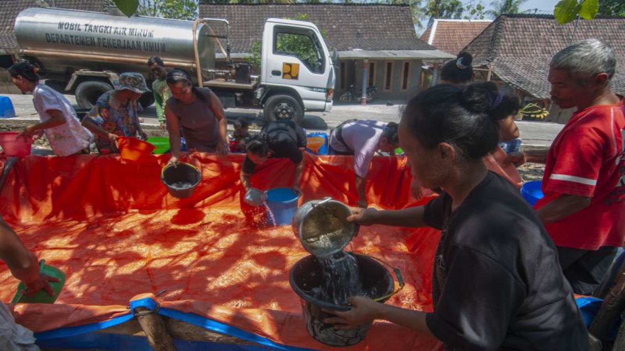 Arsip - Warga mengambil air pada bak terpal saat distribusi air bersih oleh Badan Penanggulangan Bencana Daerah (BPBD) Boyolali di Guwo, Wonosegoro, Boyolali, Jawa Tengah, Kamis (24/8/2023) ANTARA FOTO/Aloysius Jarot Nugroho/rwa.