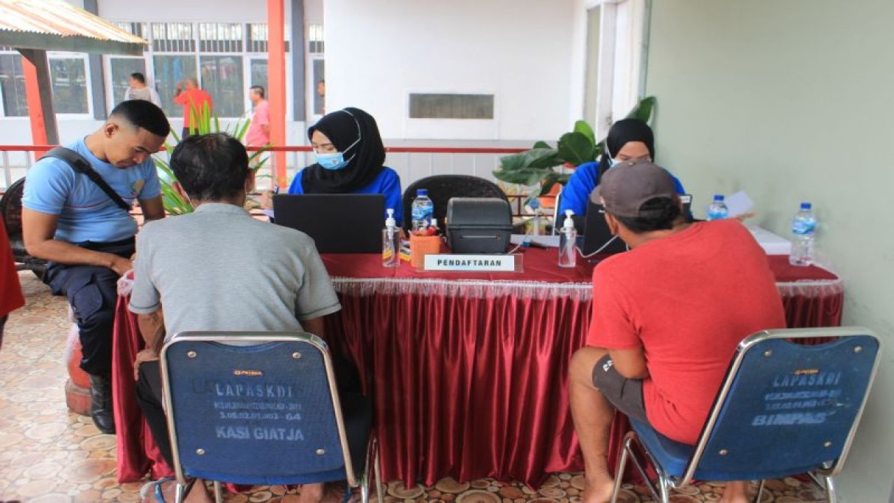 Warga binaan Lapas Kelas IIA Kendari yang melakukan skrining. (Antara/HO-Lapas Kelas IIA Kendari.)