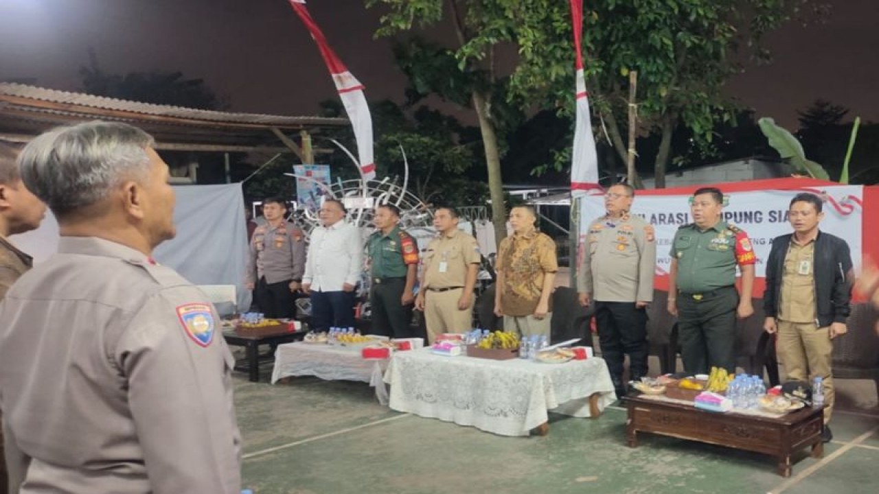 Perwakilan tiga pilar yaitu Camat, Kapolsek, Danramil saat mendeklarasikan 'Kampung Siaga' di Jakarta Selatan pada Selasa (8/8/2023). ANTARA/HO-Polsek Jagakarsa