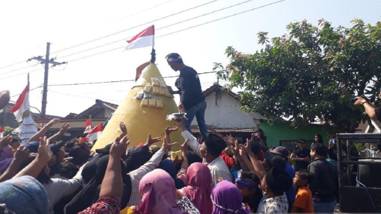 Warga antre mendapatkan tahu dari gunungan yang dibuat memperingati HUT Ke-78 RI sekaligus bersih desa di Desa Toyoresmi, Kecamatan Ngasem, Kabupaten Kediri, Jawa Timur, Jumat (18/8/2023). ANTARA/ Asmaul
