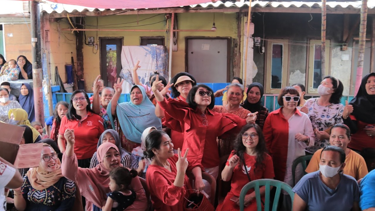 Warga Kampung Sawah Indah di RT 01 RW 05 Kelurahan Polugebang, Kecamatan Cakung, Jakarta Timur kedatangan tamu istimewa yaitu para pengurus, penasihat dan seluruh anggota Arisan Social Gracia bersama Anggota Komisi VI DPR RI dari Fraksi PDI Perjuangan Sondang Tampubolon, pada Rabu (30/8/2023). 