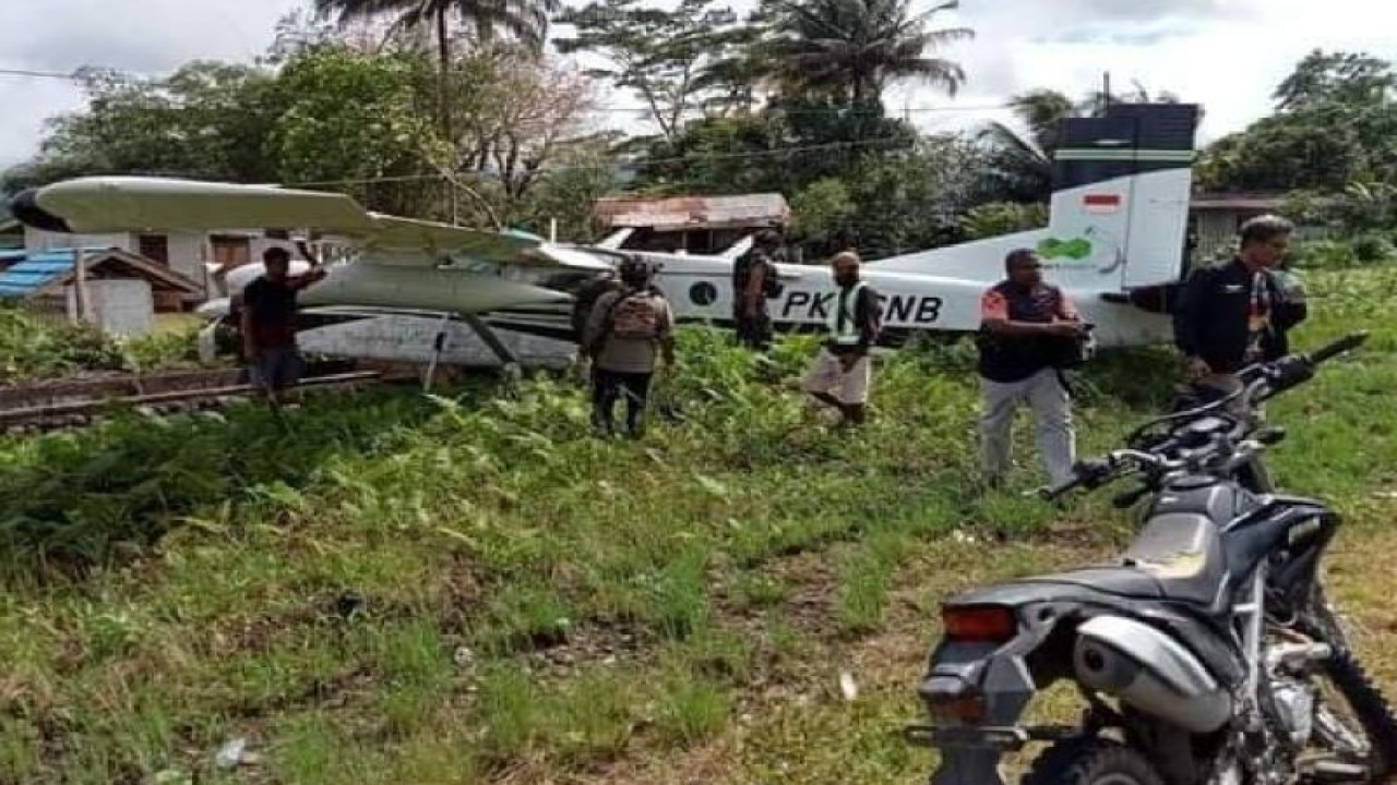 Warga Kenyam, Kabupaten Nduga, Provinsi Papua Pegunungan, Jumat (4/8/2023) membantu menarik pesawat mili Smart Air yang tergelincir sesaat setibanya di lapangan terbang Kenyam. (FOTO ANTARA/HO-Dokumen Pribadi)