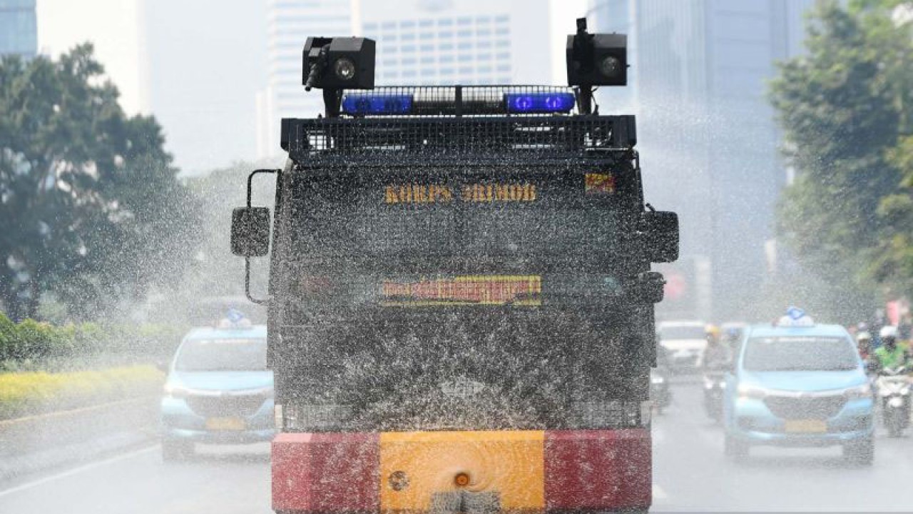 Kendaraan water canon Brimob Polda Metro Jaya menyemprotkan air di Jalan Jenderal Sudirman, Jakarta, Rabu (23/8/2023). Pemerintah Provinsi DKI Jakarta bekerja sama dengan Polda Metro Jaya melakukan penyemprotan air di sepanjang Jalan Jenderal Sudirman hingga Medan Merdeka Barat, Jakarta, sebagai upaya mengurangi polusi udara dan mengatasi cuaca panas di Ibu Kota. ANTARA FOTO/Hafidz Mubarak A/aww.
