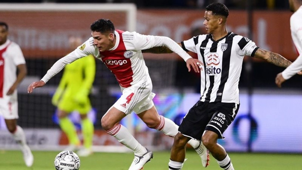 Bek sayap Heracles Almelo Noah Fadiga (kanan) berusaha mengganggu pergerakan gelandang Ajax Edson Alvarez dalam laga lanjutan Liga Belanda di Stadion Erve Asito, Almelo, Belanda, SAbtu (30/10/2021) waktu setempat. (ANTARA/AFP/ANP/Olaf Kraak)