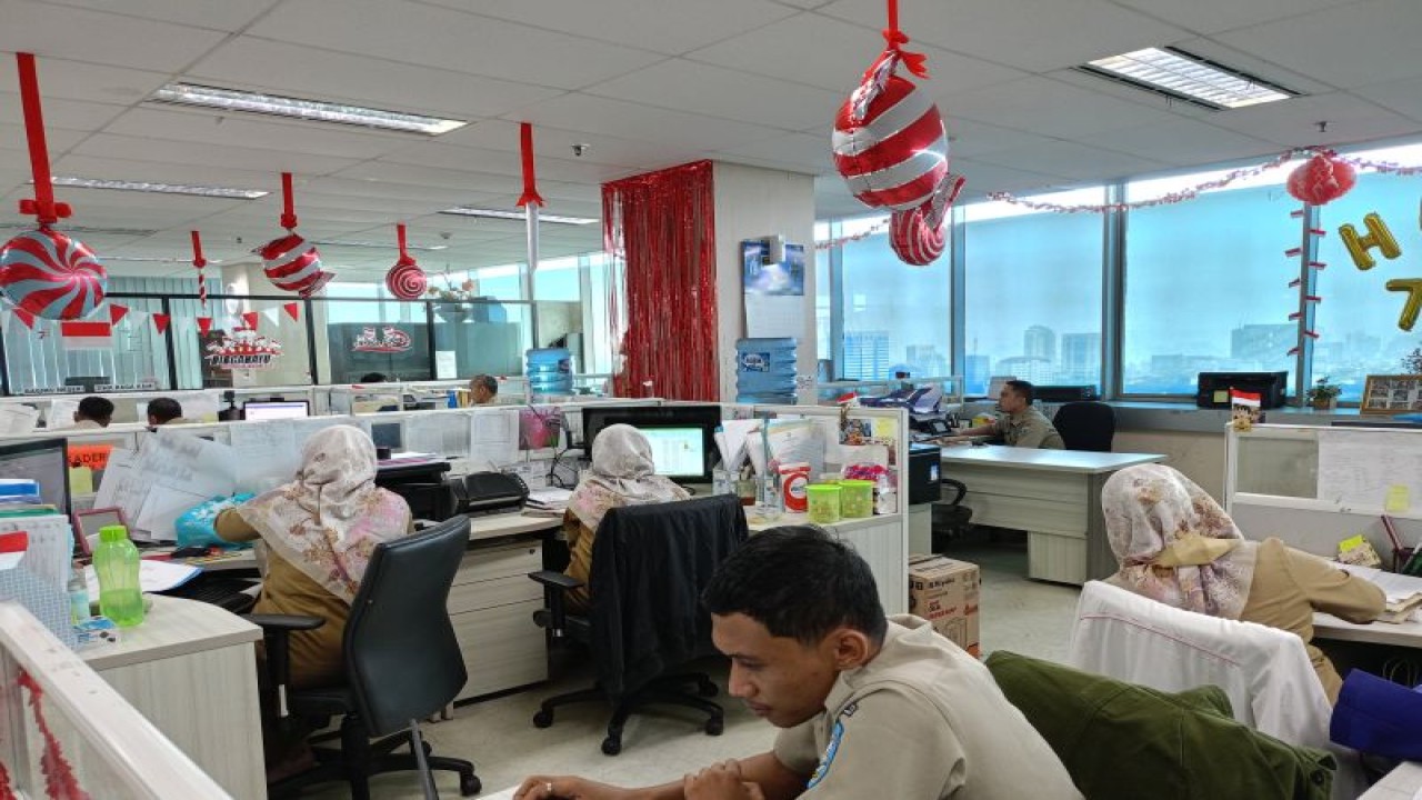 Suasana hari pertama pemberlakuan kebijakan bekerja dari kantor (work from office/WFO) sebanyak 50 persen di ruangan Badan Kepegawaian Daerah (BKD) DKI Jakarta di Balai Kota DKI, Jakarta Pusat, Senin (21/8/2023). ANTARA/Siti Nurhaliza