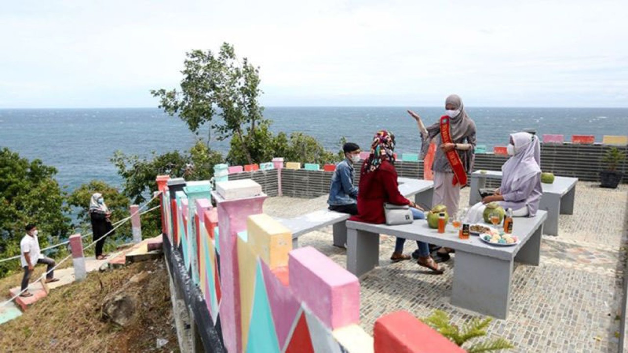 Arsip foto - Duta wisata menjelaskan situs wisata kepada wisatawan di Anjungan Tapak Tuan Tapa, Aceh Selatan. ANTARA/Irwansyah Putra.