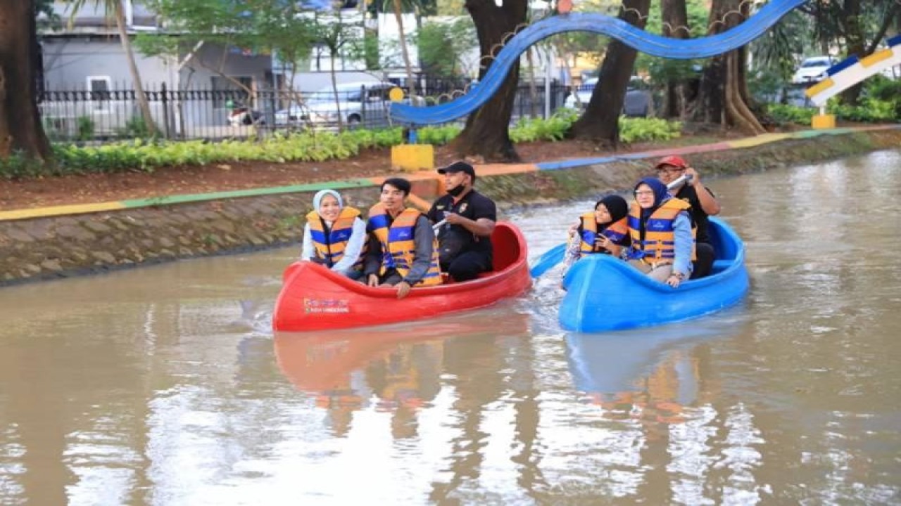 Pengunjung menikmati wisata kano di Sungai Sipon namun saat ini dipindah ke Kampung Wisata Danau Kalpataru karena lokasi sebelumnya kering, imbas kemarau. ANTARA/HO-Pemkot Tangerang