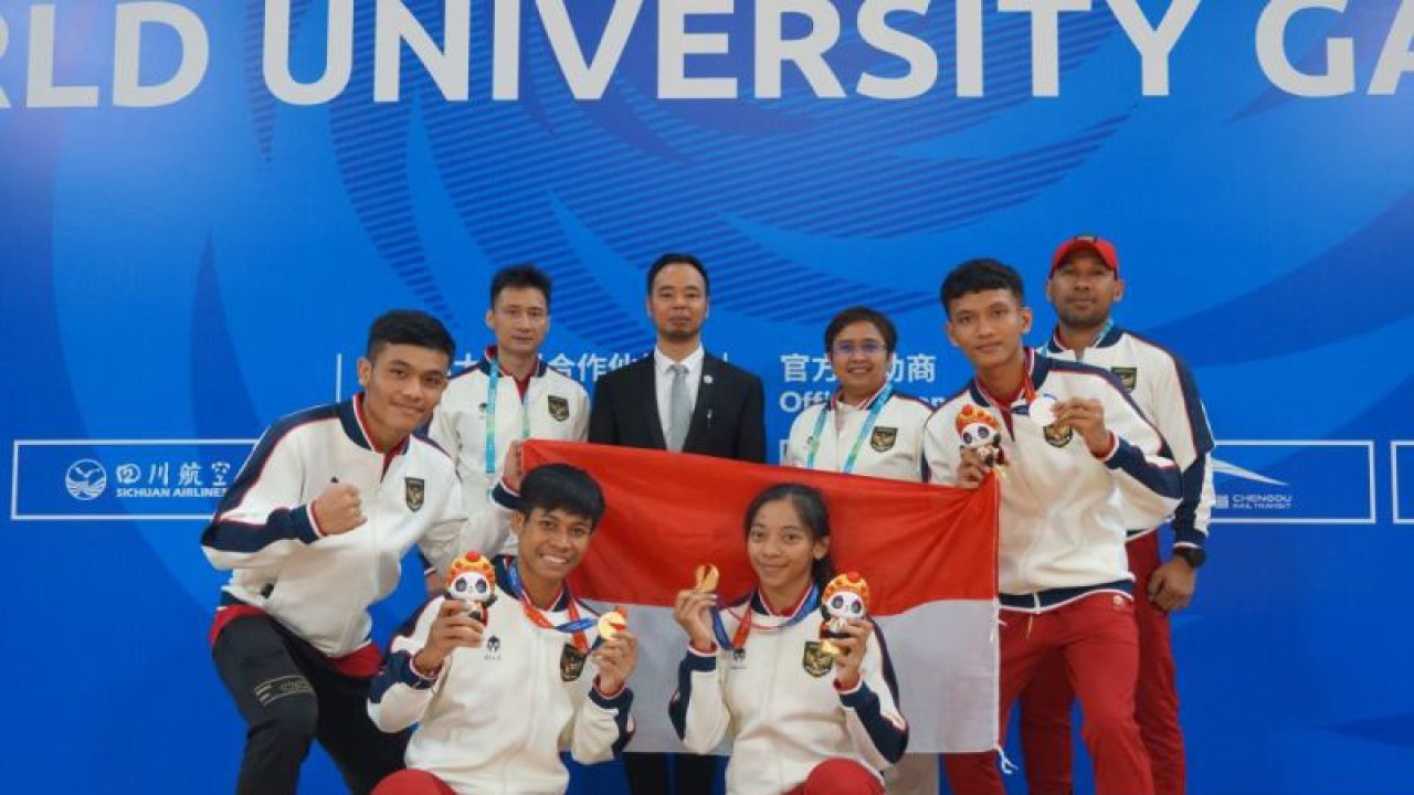 Para atlet wushu Indonesia dan staf pelatih pada ajang The FISU World University Games 2021 Chengdu di Chengbei Gymnasium Chengdu, China, Kamis. (04/08/2023) (ANTARA/HO-PB Wushu Indonesia)