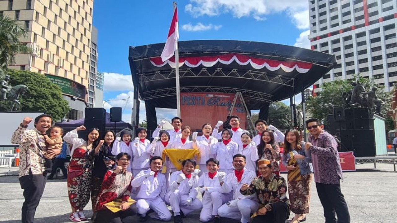Tim Pasukan pengibar bendera foto bersama WNI yang ada di Brisbane, Queensland, Australia (ANTARA/HO-KJRI Sydney)