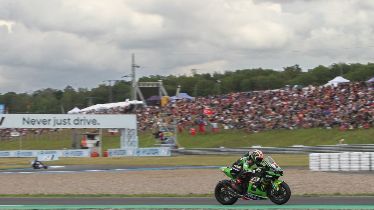 Pembalap Kawasaki Racing Jonathan Rea melaju saat melakoni kejuaraan World Superbike (WSBK) Ceko di Sirkuit Autodrom Most, Minggu (30/7/2023). (ANTARA/HO/WSBK)