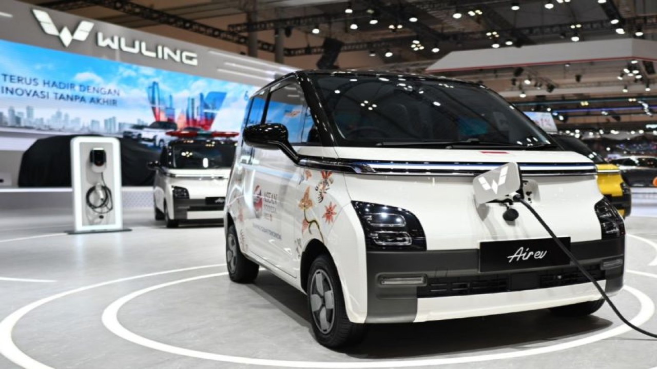 Display spesial Wuling Air ev dengan livery spesial KTT ASEAN Jakarta dipajang di GIIAS 2023 (ANTARA/HO)