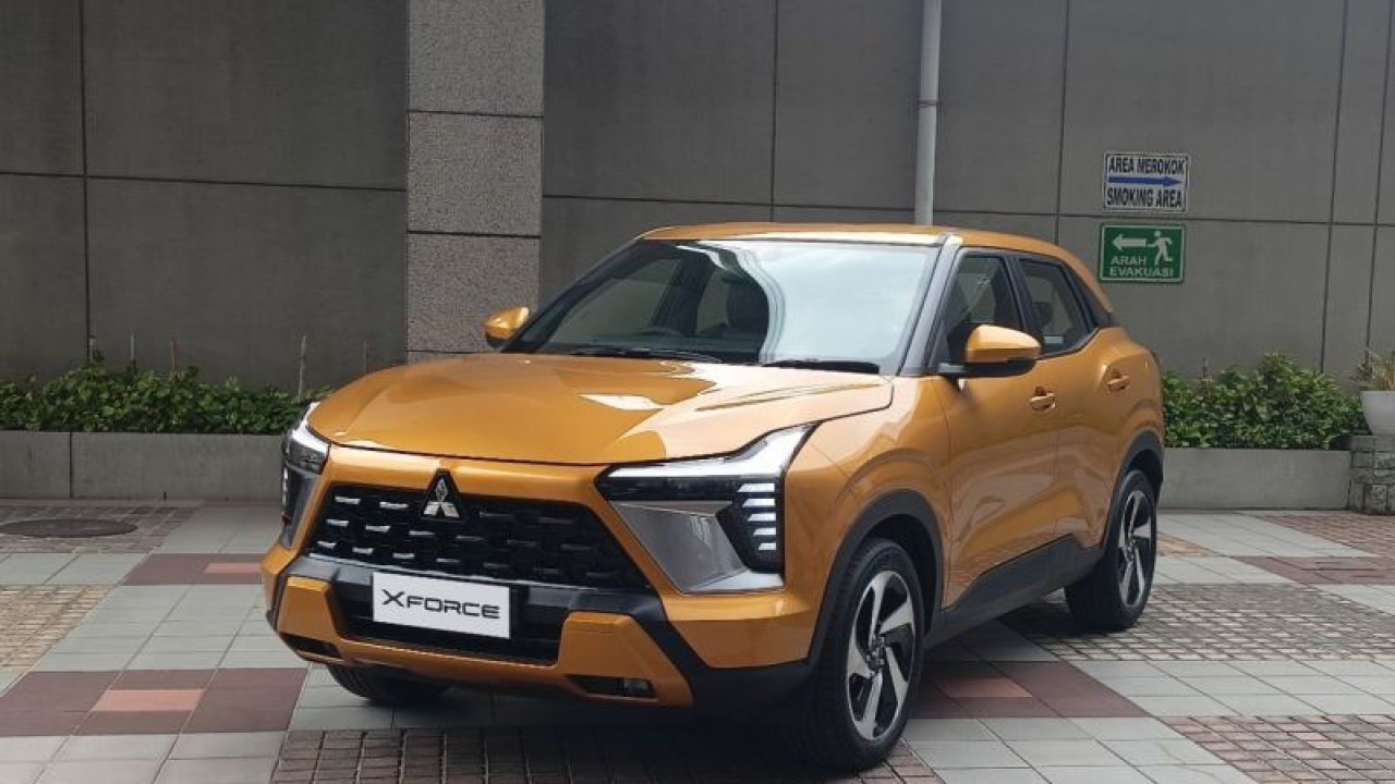 Mitsubishi XForce ditampilkan di Kantor Mitsubishi Motors Krama Yudha Sales Indonesia (MMKSI), Pulomas, Jakarta Timur, Selasa (22/8/2023) (ANTARA/Fathur Rochman)