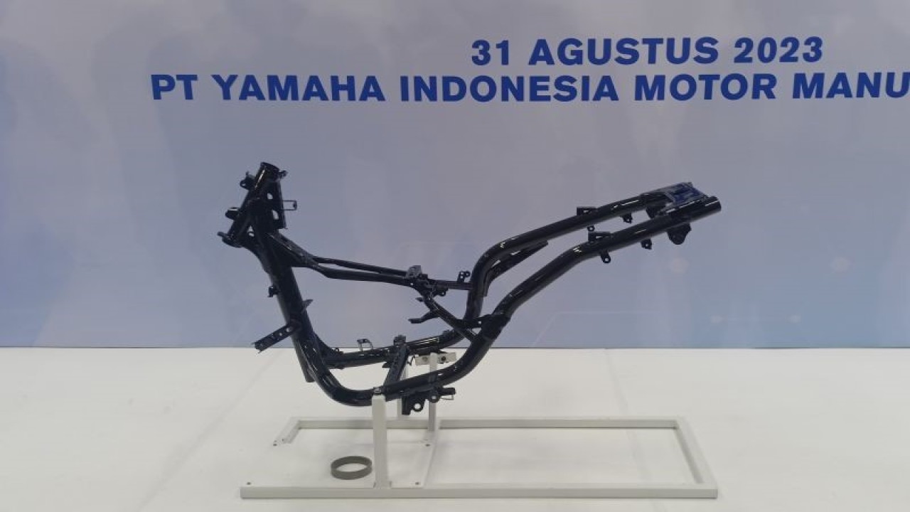 PT Yamaha Indonesia Motor Manufacturing (YIMM) menampilkan salah satu rangka yang diproduksi dalam kegiatan Media Factory Visit 2023 di Pabrik YIMM, Pulo Gadung, Jakarta Timur, Kamis (31/8/2023) (ANTARA/Fathur Rochman)