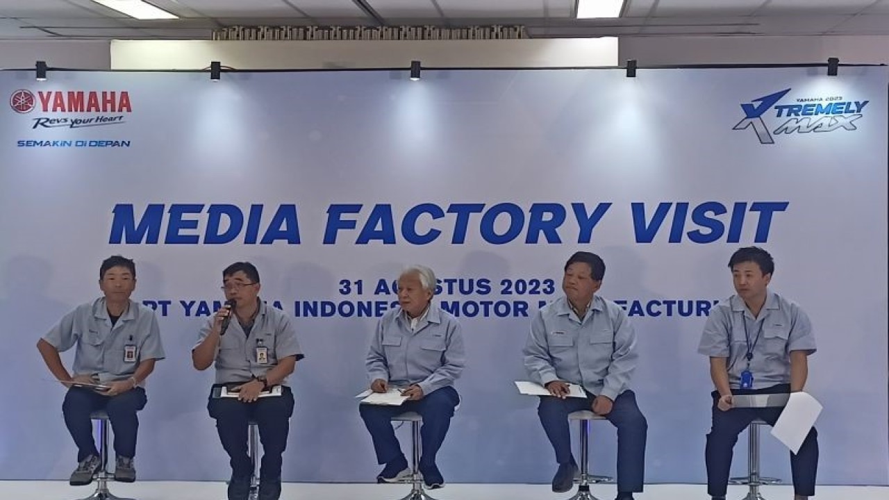 President Director dan CEO PT Yamaha Indonesia Motor Manufacturing (YIMM) Dyonisius Beti (tiga kiri) dalam kegiatan Media Factory Visit 2023 di Pabrik YIMM, Pulo Gadung, Jakarta Timur, Kamis (31/8/2023) (ANTARA/Fathur Rochman)