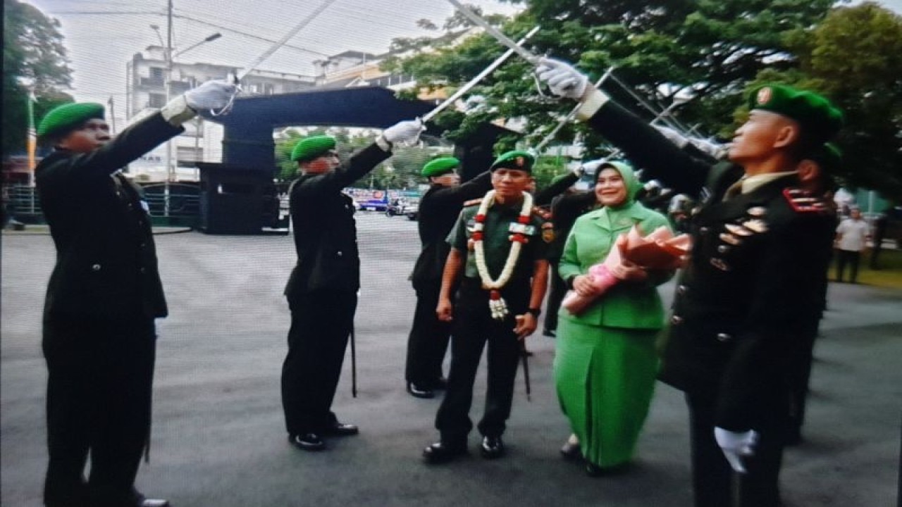 Pangdam Mayjen TNI Yanuar bersama istri mengikuti acara serah terima jabatan dari pejabat lama Mayjen TNI Hilman Hadi di Lapangan Makodam II/Swj, Palembang, Kamis (24/8). (ANTARA/Yudi Abdullah/23)