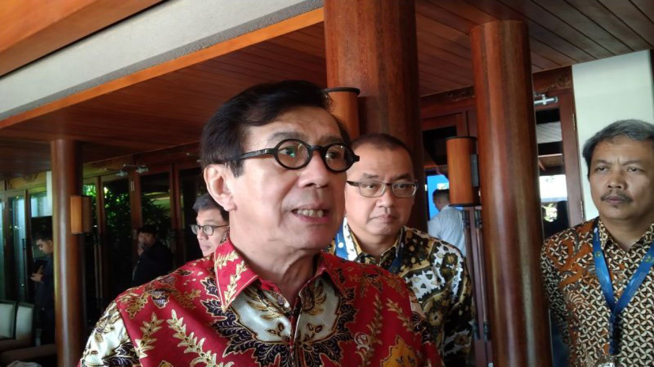 Menteri Hukum dan HAM Yasonna H Laoly diwawancarai media di sela Bali Process Forum Pemerintah dan Pelaku Bisnis (GABF) di Sanur, Denpasar, Bali, Kamis (10/8/2023) ANTARA/Dewa Ketut Sudiarta Wiguna