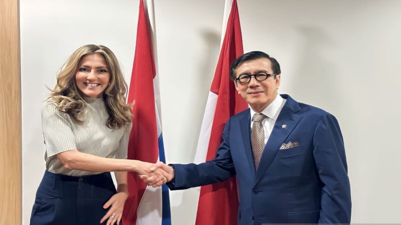 Menteri Hukum dan Hak Asasi Manusia (HAM) RI Yasonna H. Laoly (kanan) dan Menteri Kehakiman dan Keamanan Belanda, Dilan Yeşilgöz-Zegerius (kiri), mengadakan pertemuan pada Jumat (25/8/2023). (ANTARA/HO-Kementerian Hukum dan HAM RI)