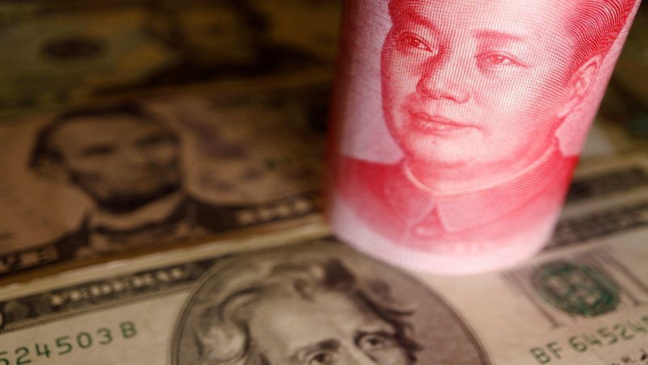 Foto Dokumen: Uang kertas Dolar AS dan Yuan China terlihat dalam gambar ilustrasi ini yang diambil 14 Juni 2022. ANTARA/REUTERS/Florence Lo/Ilustrasi