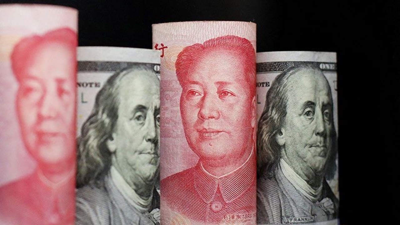 Arsip foto - Uang kertas yuan China dan dolar AS terlihat dalam gambar ilustrasi ini yang diambil 29 September 2022. ANTARA/REUTERS/Florence Lo/pri.