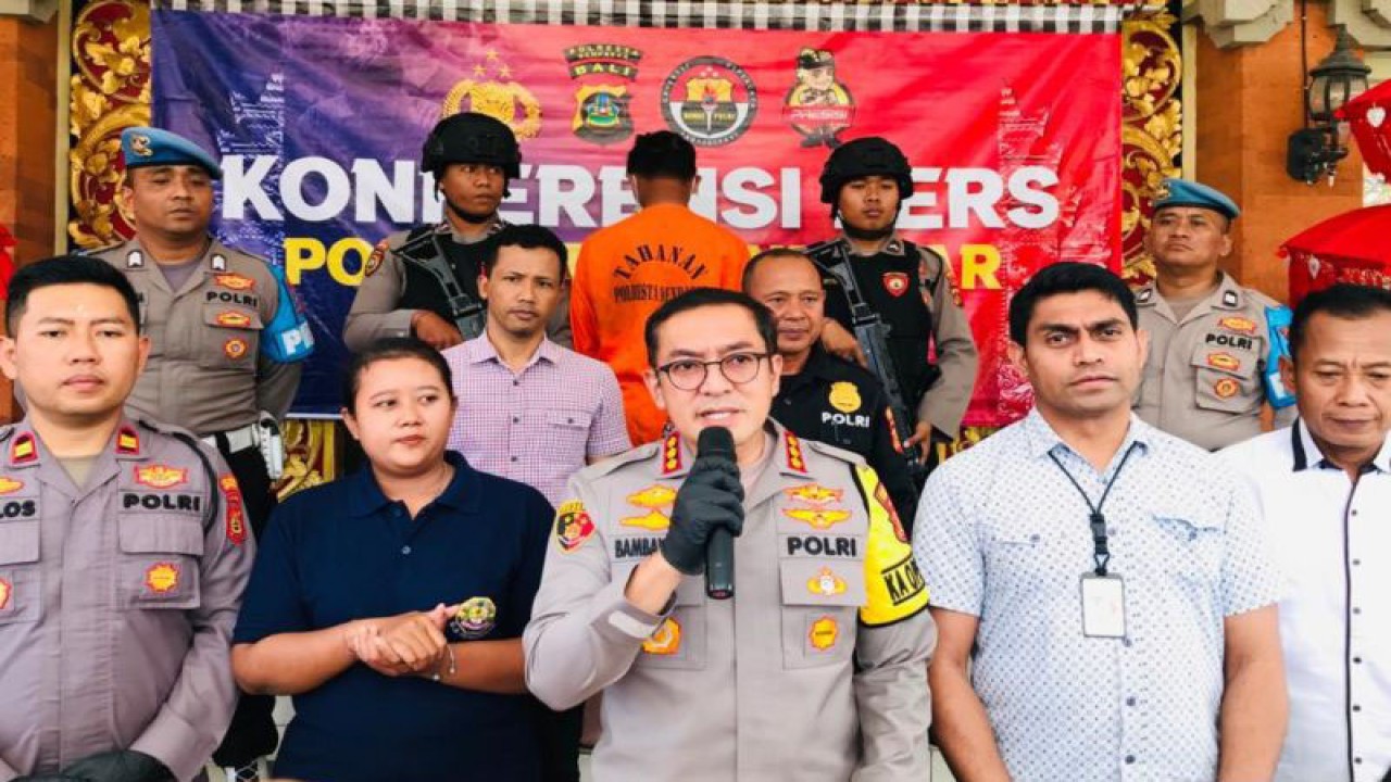 Kepala Kepolisian Resor Kota Denpasar Komisaris Besar Polisi Bambang Yugo Pamungkas (tengah) memberikan keterangan pengungkapan kasus percobaan pemerkosaan terhadap anak di Denpasar, Bali, Jumat (25/8/2023). ANTARA/Rolandus Nampu