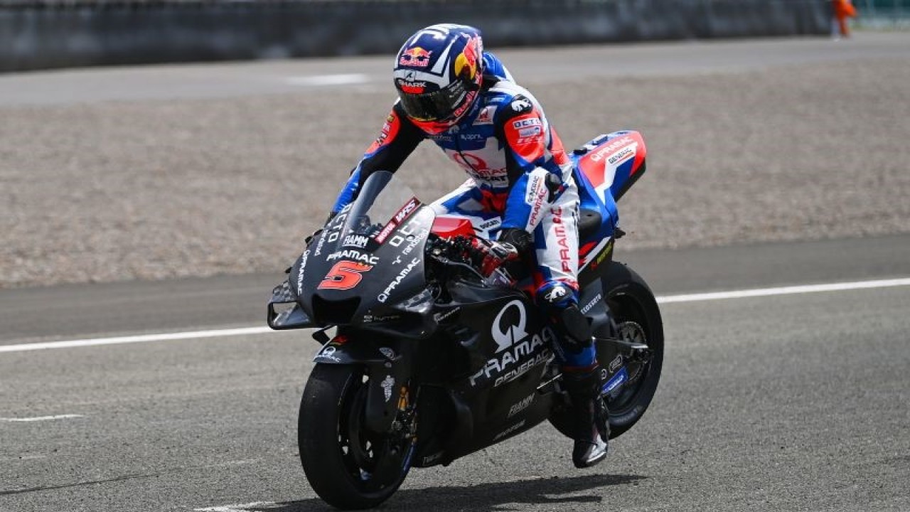 Arsip- Pembalap Pramac Racing Johann Zarco mengikuti sesi latihan start pada hari terakhir tes pramusim MotoGP 2022 di Pertamina Mandalika International Street Circuit, Lombok Tengah, NTB, Minggu (13/2/2022). ANTARA FOTO/Andika Wahyu/hp.