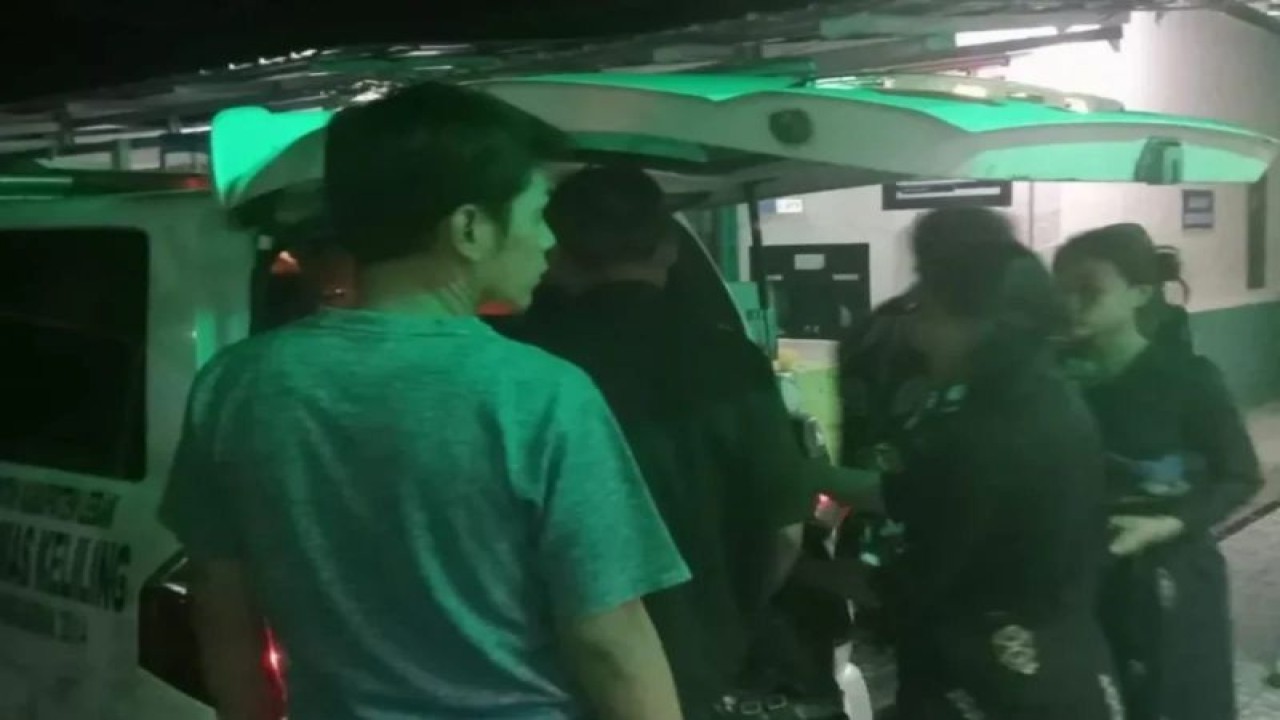 Relawan Sahabat Indonesia (SRI) tengah membawa warga Badui korban gigitan ular berbisa menggunakan ambulans menuju RSUD Banten untuk mendapatkan perawatan medis. FOTO ANTARA/HO-Relawan SRI/September 2023