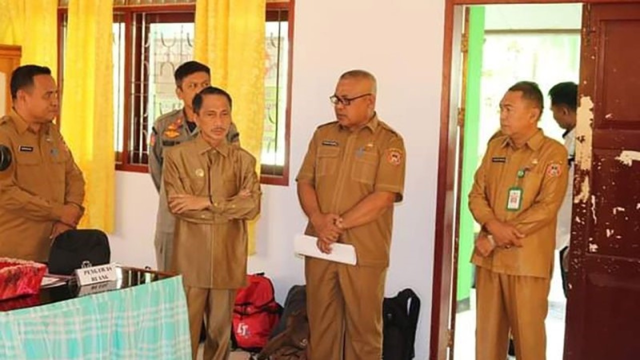 Bupati Gorontalo Nelson Pomalingo (kedua kiri) meninjau simulasi Asesmen Nasional Berbasis Komputer (ANBK) di SMP Negeri 1 Limboto, Kabupaten Gorontalo, Gorontalo. ANTARA/HO-Diskominfo Kabupaten Gorontalo