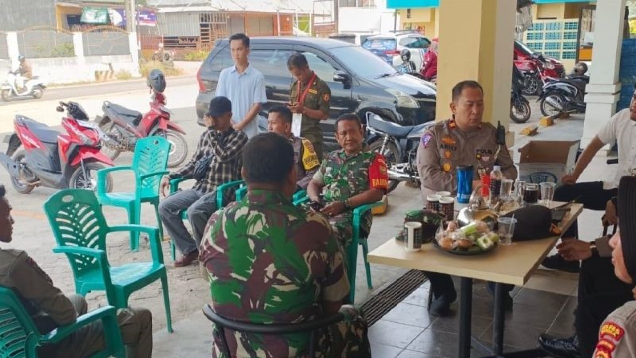 Kapolres Bangka AKBP Taufik Noor di dampingi sejumlah pejabat utama melakukan pengawasan pilkades di Bangka (ANTARA/Kasmono/Ho.Humas Polres Bangka)