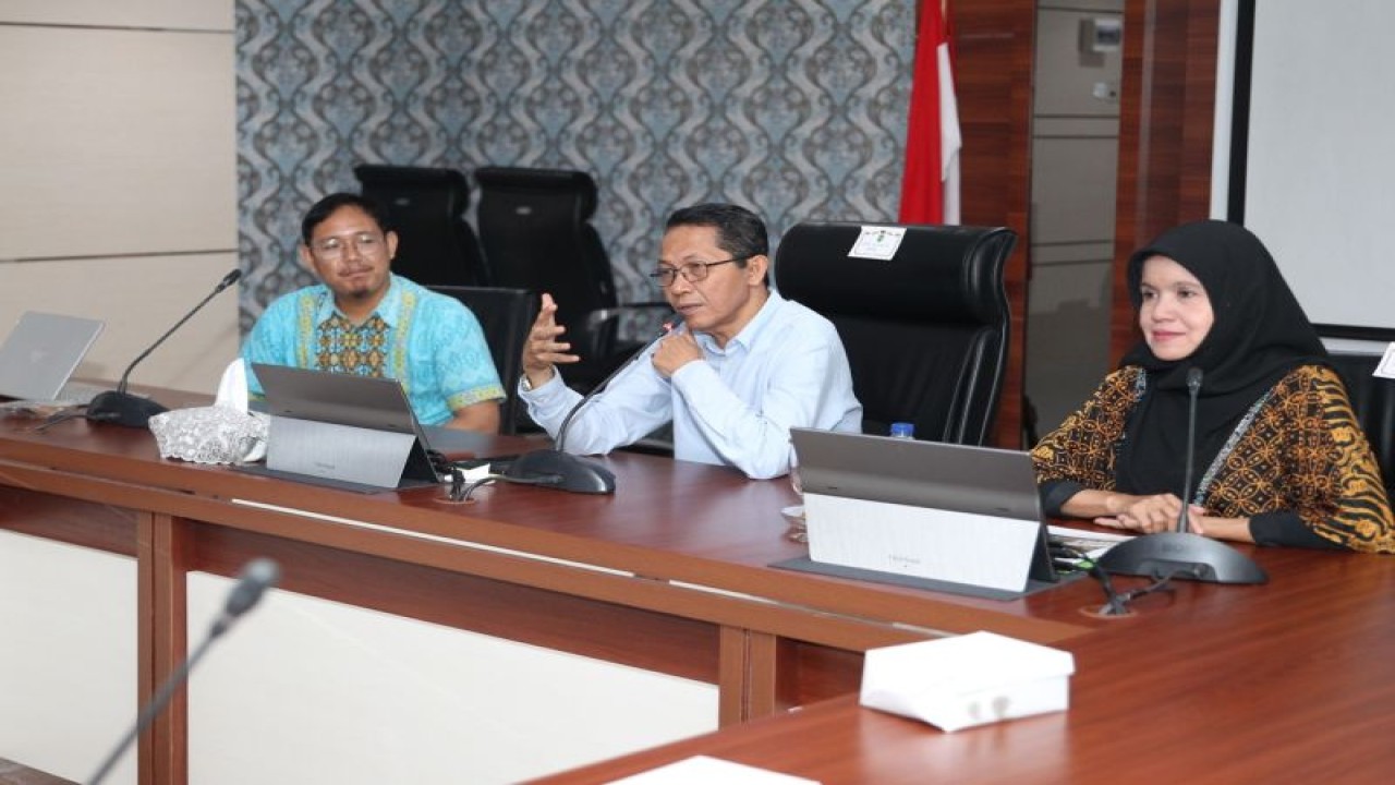 Wakil Wali Kota Batam Amsakar Achmad saat melepas 33 pelaku UMKM di Batam ikuti program pencocokan bisnis di Malaysia.(ANTARA/HO-Pemkot Batam)