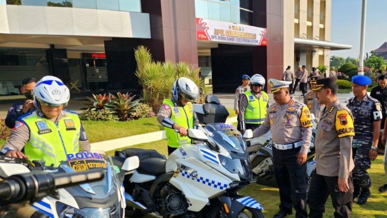 Dirlantas Polda Jateng Kombes Pol.Agus Suryonugroho mengecek kesiapan anggota yang akan bertugas dalam Opetasi Zebra Candi 2023 di Semarang, Senin. (ANTARA/ I.C.Senjaya)