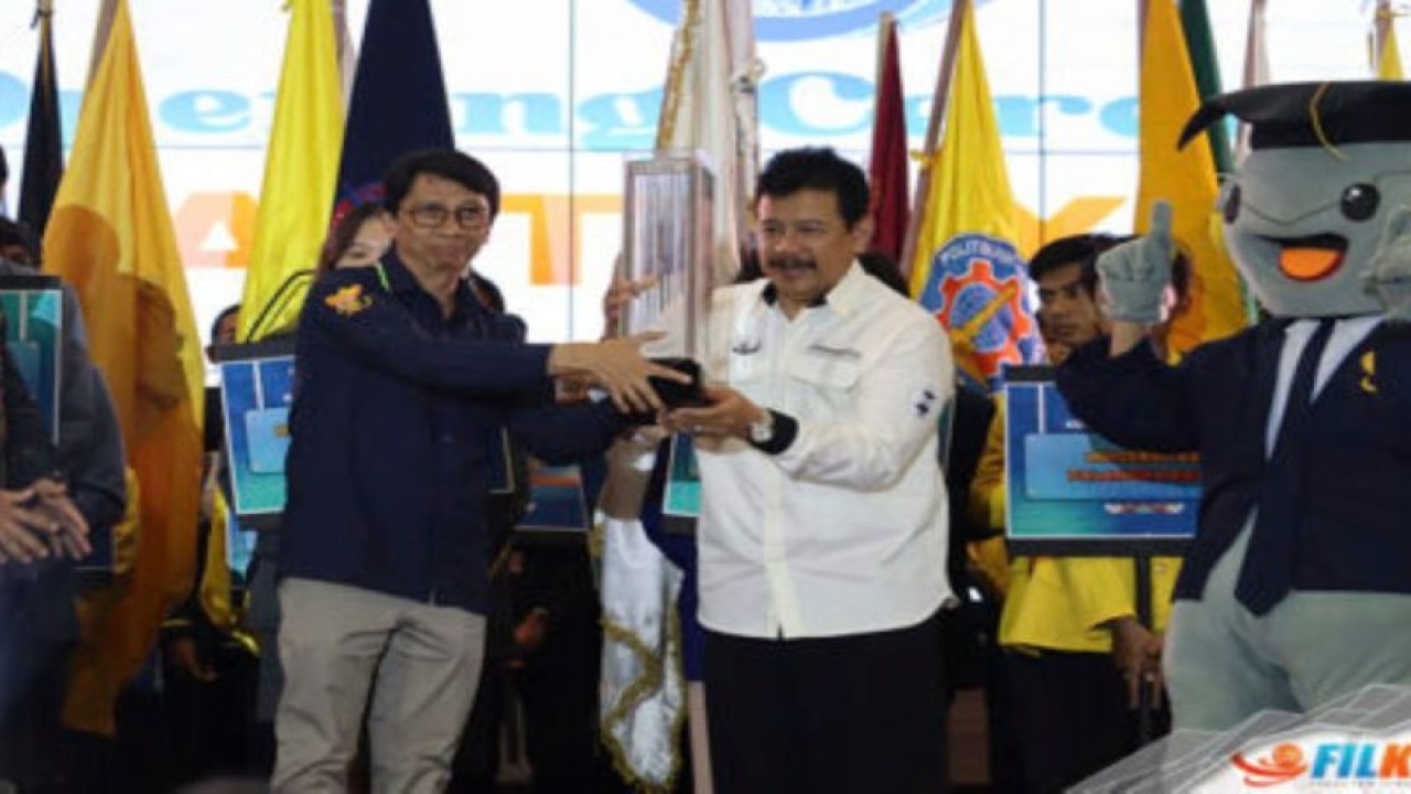 Staf Ahli Bidang Manajemen Talenta Kemdikbudristek Tatang Muttaqin menyerahkan piala bergilir Gemastik XVI kepada Wakil Rektor Bidang Kemahasiswaan, Alumni dan Kewirausahaan Mahasiswa UB Setiawan Noerdajasakti pada pembukaan Gemastik 2023 di kampus UB di Malang, Rabu (13/9/2023). (ANTARA/HO-Universitas Brawijaya Malang)