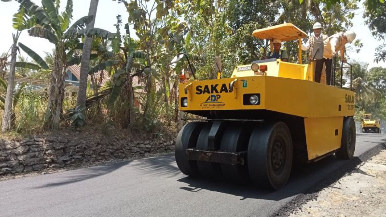 Bupati Bantul Abdul Halim Muslih naik alat berat mengawali proses pengaspalan ruas Jalan Bangunjiwo-Metes yang merupakan kawasan peruntukan industri di Kabupaten Bantul, Daerah Istimewa Yogyakarta. Rabu (27/9/2022) (ANTARA/Hery Sidik)
