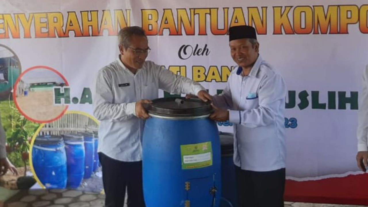 Bupati Bantul Abdul Halim Muslih saat menyerahkan bantuan komposter untuk pengolahan sampah di Kelurahan Bangunharjo, Kecamatan Sewon, Kabupaten Bantul, Daerah Istimewa Yogyakarta. Rabu (6/9/2023) (ANTARA/Hery Sidik)