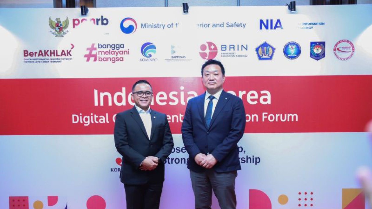 Menteri PANRB Abdullah Azwar Anas (kiri) bersama Presiden NIA Jong Sung Hwang (kanan) di Jakarta, Jumat (22/9/2023) (ANTARA/HO-Humas Kementerian PANRB)