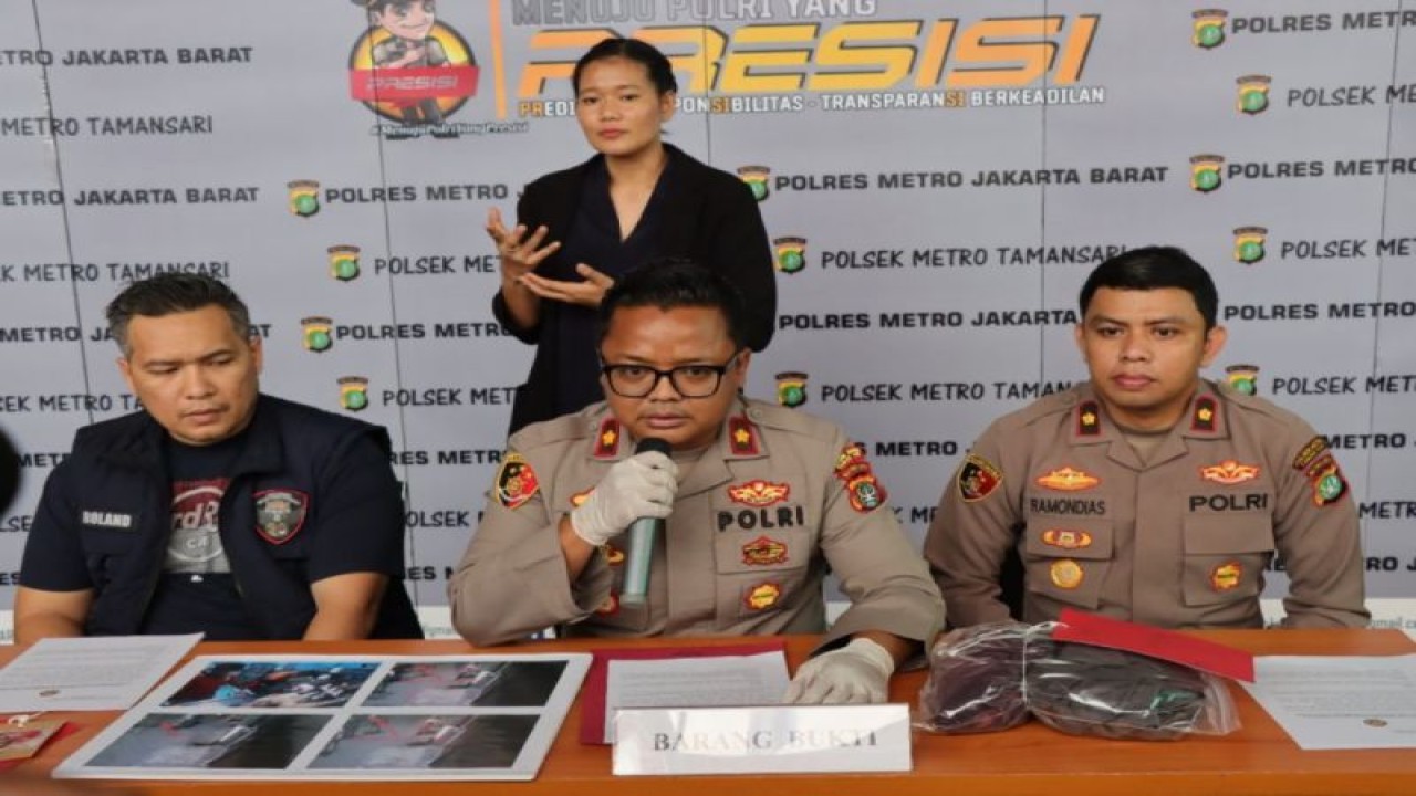 Kapolsek Tamansari Kompol Adhi Winanda (tengah) saat konferensi pers di Jakarta Barat, Sabtu (30/9/2023). ANTARA/HO-Humas Polres Metro Jakarta Barat