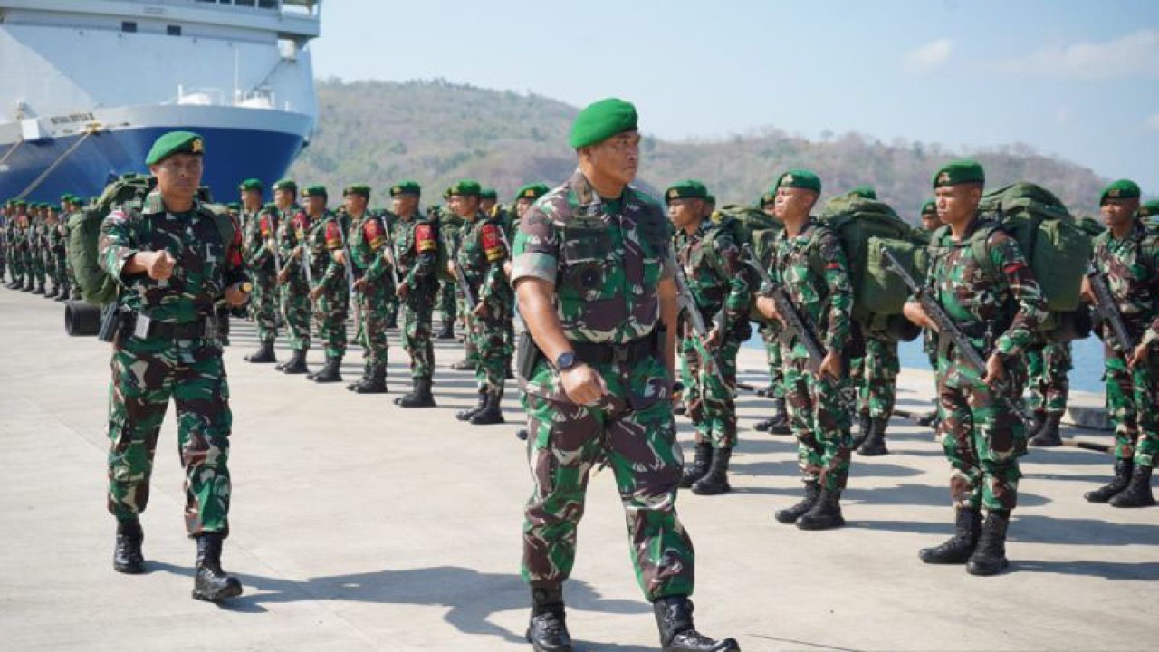 Danrem 162/WB Brigjen TNI Agus Bhakti mengecek kesiapan personel Satgas Pamtas RI-RDTL Sektor Timur untuk menjalankan tugas perbatasan sebelum pemberangkatan di Dermaga Labuhan Mas, Lombok Barat, NTB, Jumat (29/9/2023). (ANTARA/HO-Penrem 162/WB)