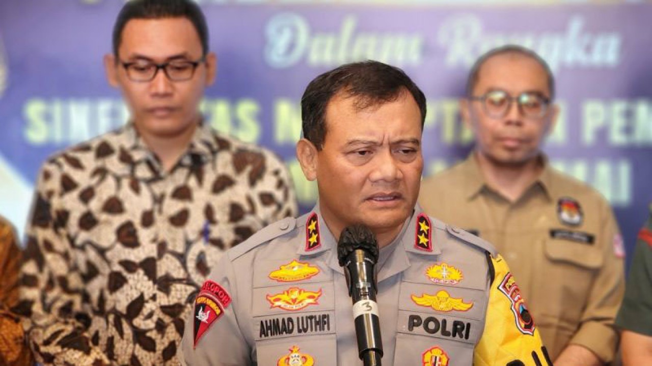 Kapolda Jawa Tengah Irjen Pol. Ahmad Luthfi usai membuka pembekalan enam pilar dalam rangka menghadapi Pemilu 2024 di Semarang, Kamis. (ANTARA/ I.C.Senjaya)