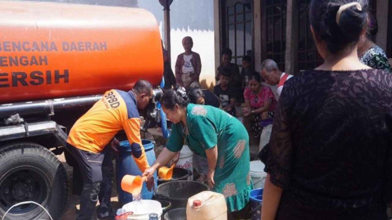 Badan Penaggulangan Daerah Kabupaten Batang bersama Palang Merah Indonesia sedang mendistribusikan air bersih pada warga terdampak kekeringan di Desa Pretek, Kecamatan Bandar, Kabupaten Batang. (ANTARA/Dokumen Pribadi)