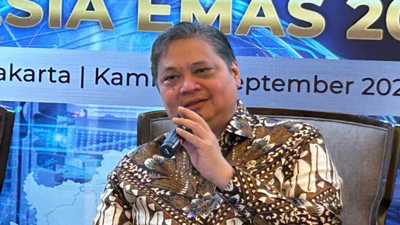 Menteri Koordinator Bidang Perekonomian (Menko) Airlangga Hartarto usai menghadiri acara Era Baru Biaya Logistik untuk Indonesia Emas 2045 di Raffles Hotel, Jakarta, Kamis (14/9/2023). (ANTARA/Maria Cicilia Galuh)