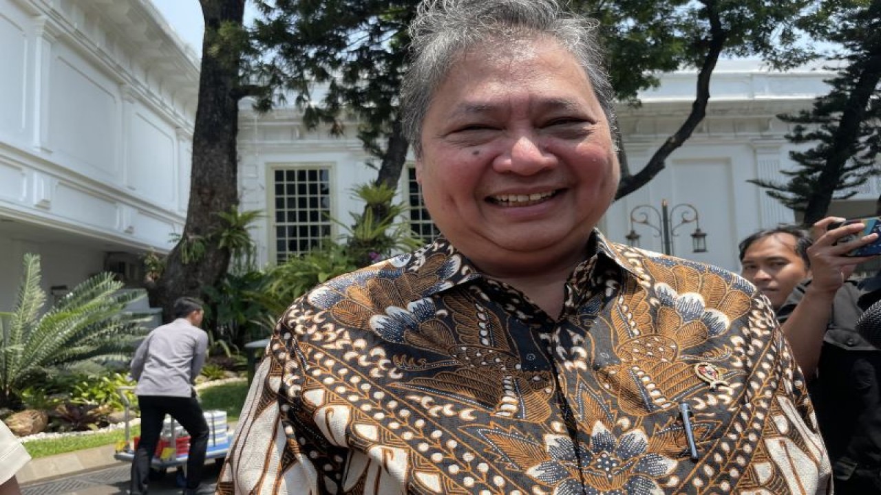Menko Perekonomian Airlangga Hartarto ditemui sejumlah wartawan di Istana Kepresidenan, Jakarta, pada Selasa (26/9/2023). (ANTARA/Yashinta Difa)