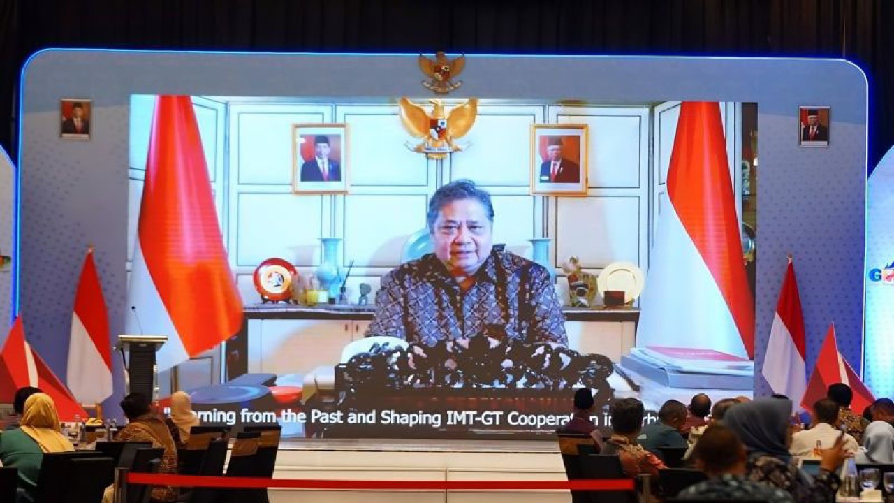 Menteri Koordinator Bidang Perekonomian RI Airlangga Hartarto saat menyampaikan keynote speech secara virtual dalam IMT-GT Expo 2023 di Batam, Selasa (26/9/2023) (ANTARA/HO-Kemenko Perekonomian)