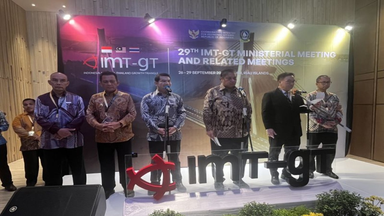 Menteri Koordinator bidang Perekonomian Airlangga Hartarto dalam konferensi pers usai pertemuan IMT-GT di Batam, Kepri (ANTARA/Jessica)