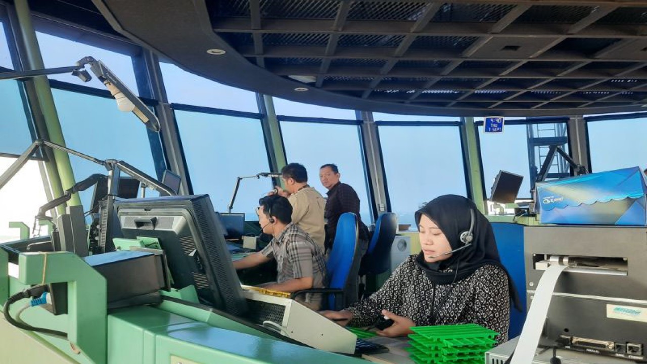 Ilustrasi - Petugas oprasional AirNav saat melakukan koordinasi untuk mengatur penerbangan di Bandara Soekarno-Hatta, Tangerang, Banten.