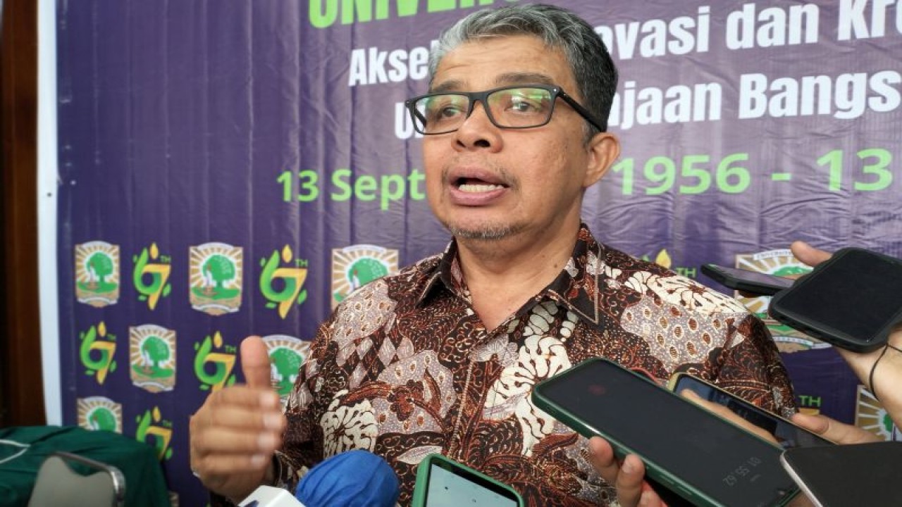 Rektor Universitas Andalas (Unand) Sumatera Barat Prof Yuliandri saat diwawancarai awak media massa terkait tinta berbahan baku gambir hasil inovasi perguruan tinggi itu di Padang, Rabu, (13/9/2023). (ANTARA/Muhammad Zulfikar)