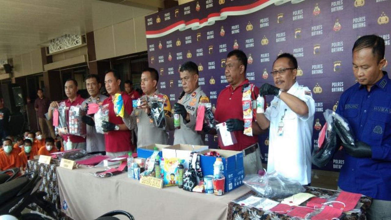 Kepala Kepolisian Resor Batang AKBP Saufi Salamun (nomor 5 dari kanan) didamping Pejabat Utama Polres menunjukan barang bukti makanan dan minuman yang sudah kedaluwarsa, Rabu (13/9/2023). (ANTARA/Kutnadi)